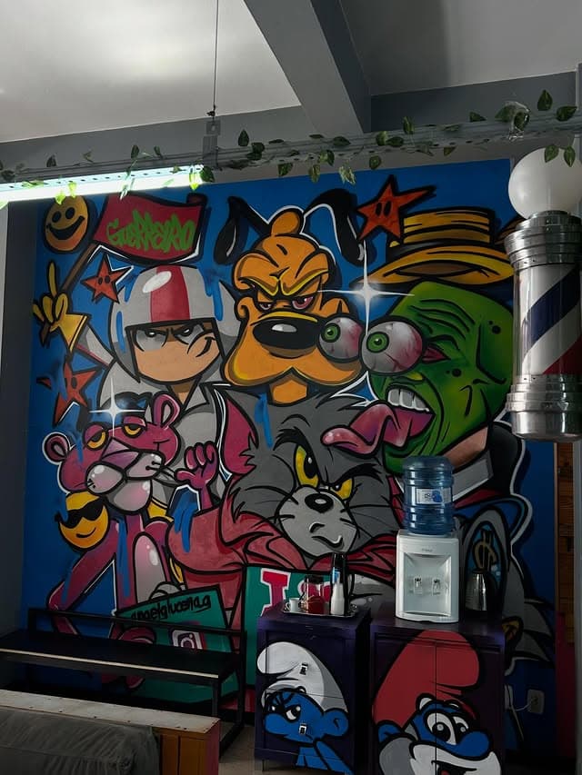 Parede com grafite colorido no salão