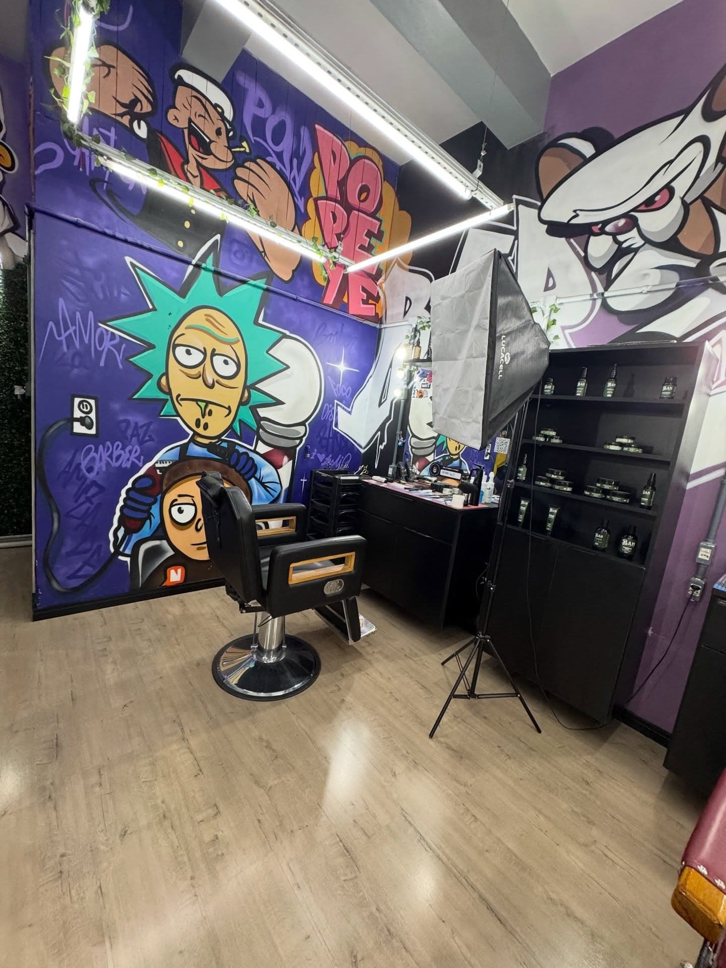 Prateleira de produtos de barbearia